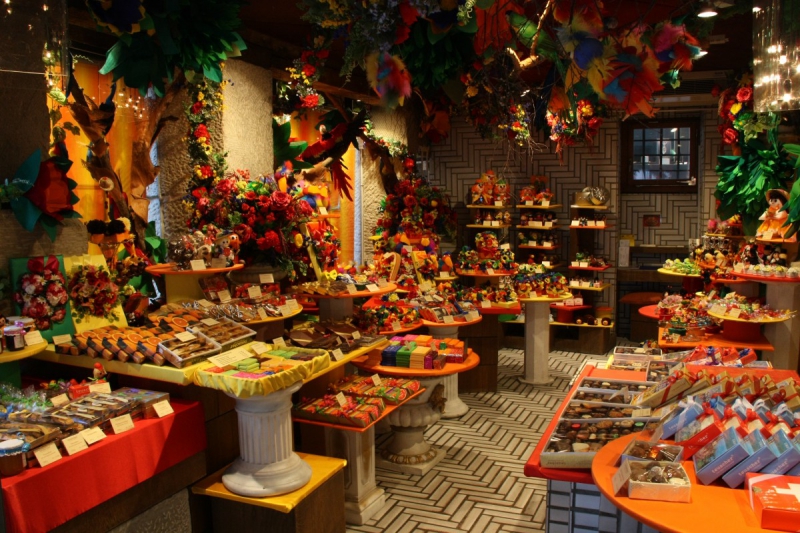 vente-MAZAUGUES-min_candy_store_chocolate_shop_chocolate_switzerland-393515